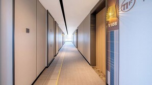 A long, narrow hallway with a carpeted floor and a yellow line marking the path. - Homeinn Plus - Zhangjiajie Tianmenshan (Zhangjiajie)