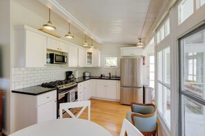 Kylskåp, mikrovågsugn, spishäll och diskmaskin