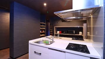 Refrigerador em uma área comum, micro-ondas em uma área comum