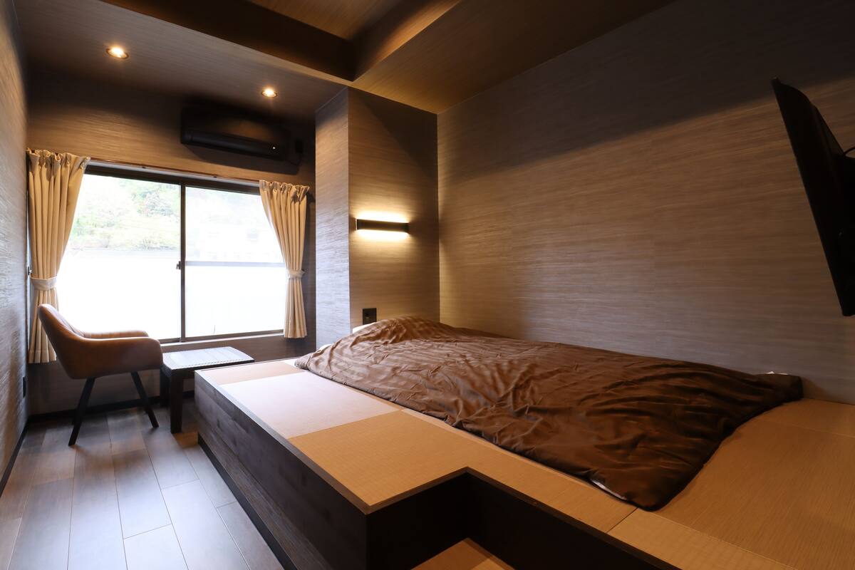 Une chambre à coucher moderne avec un lit, un bureau et une chaise.