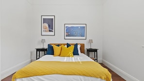 3 bedrooms, desk, iron/ironing board, free WiFi - Charming Annandale Retreat (Annandale)