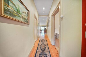 Interior - Coachman's Cottage - Cosy Charm, Pets Welcome (Orange)