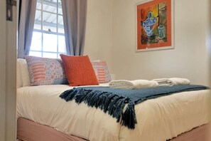 2 bedrooms, iron/ironing board, travel crib, WiFi - Coachman's Cottage - Cosy Charm, Pets Welcome (Orange)