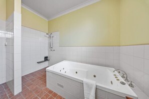 Een douche, een haardroger, handdoeken, shampoo