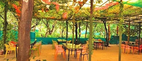 Tempat makan luar