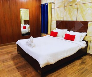 Super Deluxe Room Garden Facing | Living area