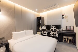 Business Room | Premium bedding, pillowtop beds, desk, laptop workspace