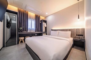 Deluxe Room | Peralatan tempat tidur premium, tilam berlapik, meja 