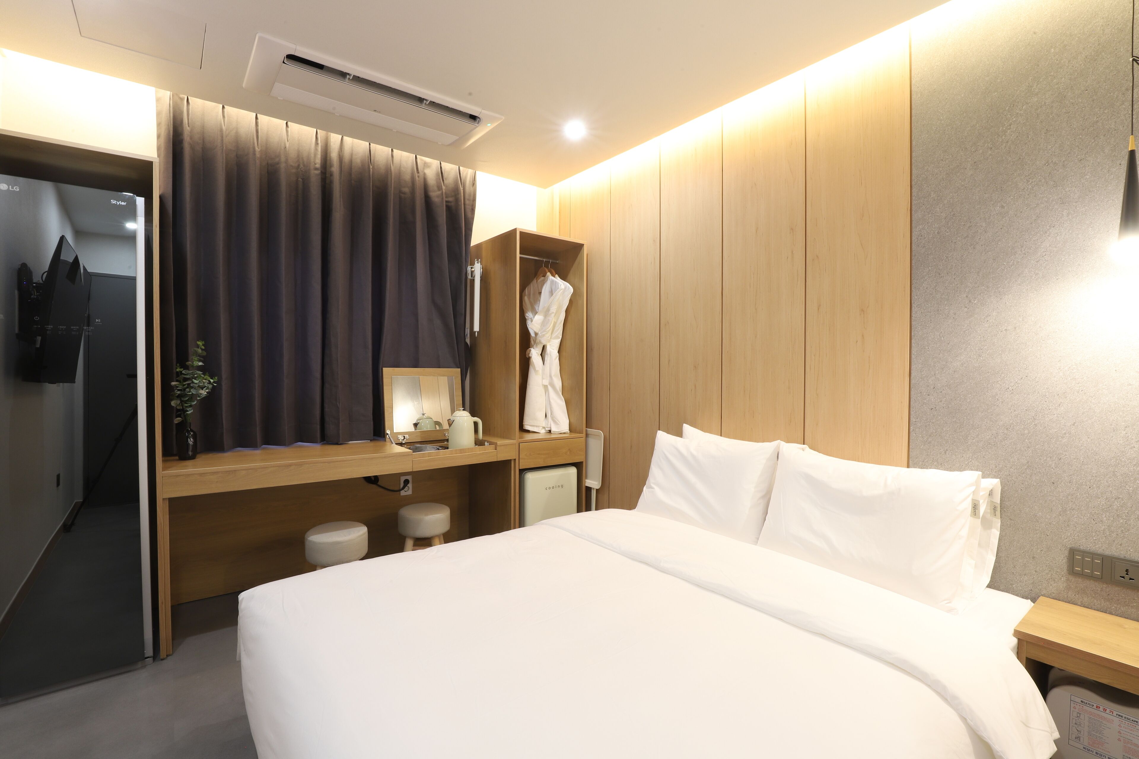 Premium Room | Premium bedding, pillowtop beds, desk, laptop workspace