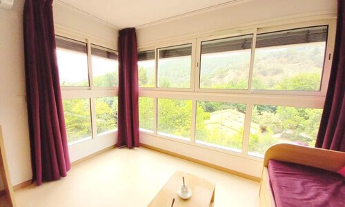 2 Rooms for 4 People