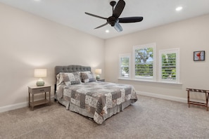 3 chambres, bureau, fer et planche à repasser, lit de bébé portatif