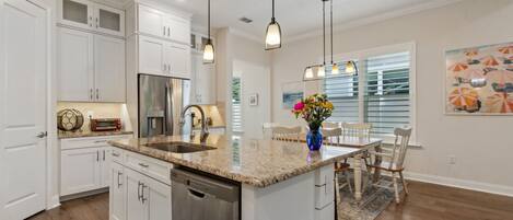 冰箱、微波炉、烤箱、炉灶