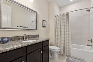 Douche, serviettes fournies, savon, papier de toilette