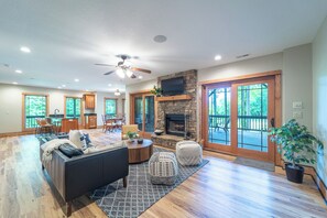 Living area - Beautiful family home located close to the Casino, Downtown Murphy. (Marble)