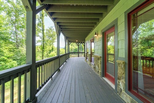 Beautiful Cabin on 5 Acres • Pond • Decks • Close to Everything
