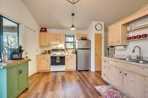 Fridge, microwave, stovetop, dishwasher