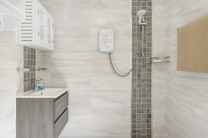 Shower, hair dryer, towels - Beach House & Garden in St Merryn, Private Parking (Rock)