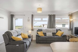 TV, offices - Beach House & Garden in St Merryn, Private Parking (Rock)