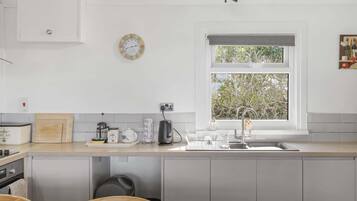 KĂŒhlschrank, Mikrowelle, Ofen, Herdplatte