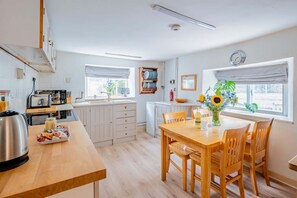 Fridge, microwave, oven, stovetop - Grade II Listed House, Tranquil Garden & Parking (Kingsdon)