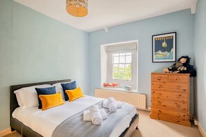 3 bedrooms, iron/ironing board, WiFi, bed sheets - Grade II Listed House, Tranquil Garden & Parking (Kingsdon)