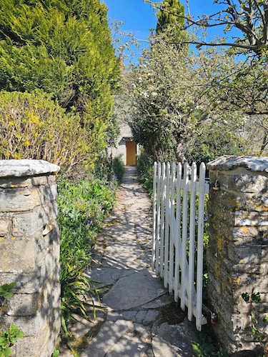 Grade II Listed House, Tranquil Garden & Parking