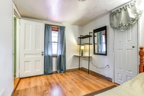 2 bedrooms, desk, Internet, bed sheets