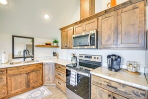 Fridge, microwave, oven, stovetop - Mountain Views + Fireplace: Bonners Ferry Escape! (Bonners Ferry)