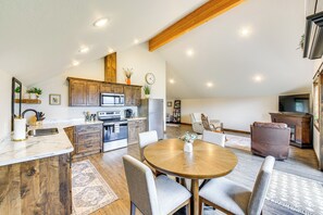 Interior - Mountain Views + Fireplace: Bonners Ferry Escape! (Bonners Ferry)