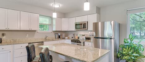 Fridge, microwave, stovetop, dishwasher