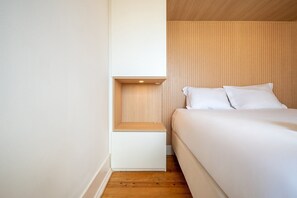 1 dormitorio, escritorio, tabla de planchar con plancha y Internet