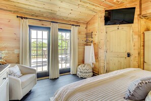3 habitaciones, escritorio y tabla de planchar con plancha
