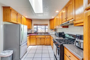 Microwave, dishwasher, coffee/tea maker, toaster