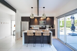 Réfrigérateur, micro-ondes, plaque de cuisson, lave-vaisselle