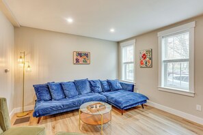 TV, books - Family-Friendly Townhome w/ Patio in Columbia! (Columbia)