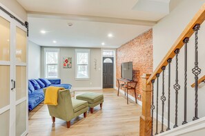 TV, books - Family-Friendly Townhome w/ Patio in Columbia! (Columbia)