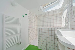 Dusche, Haartrockner, Handtücher, Shampoo