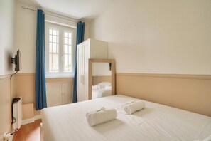 Tabla de planchar con plancha, wifi y ropa de cama 