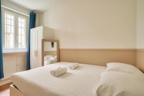 Iron/ironing board, WiFi, bed sheets