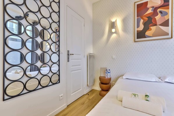 Iron/ironing board, WiFi, bed sheets