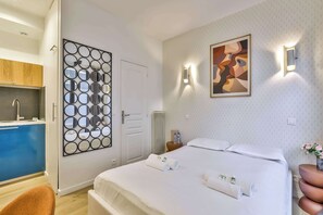 Iron/ironing board, WiFi, bed sheets