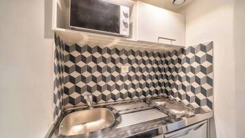 Kühlschrank, Mikrowelle, Wasserkocher mit Kaffee-/Teezubehör