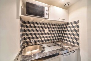 Fridge, microwave, coffee/tea maker, cookware/dishes/utensils