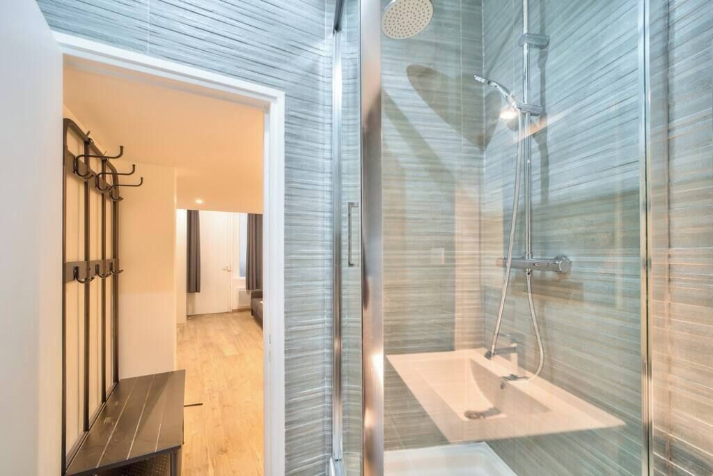 Shower, hair dryer, towels, shampoo