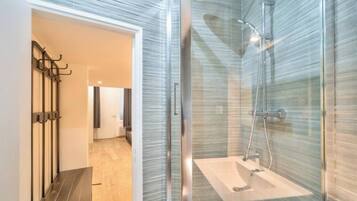 Shower, hair dryer, towels, shampoo