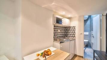 Kühlschrank, Mikrowelle, Wasserkocher mit Kaffee-/Teezubehör