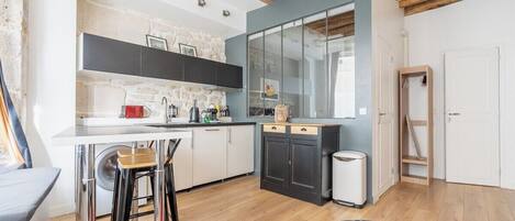 Microondas, placa de cocina, cafetera/tetera, tostadora