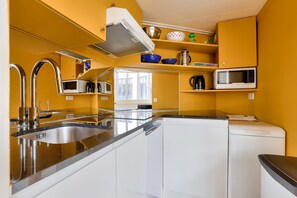 Micro-ondes, batterie de cuisine, vaisselle et ustensiles