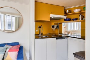 Micro-ondes, batterie de cuisine, vaisselle et ustensiles