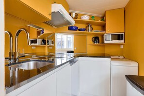 Microwave, cookware/dishes/utensils